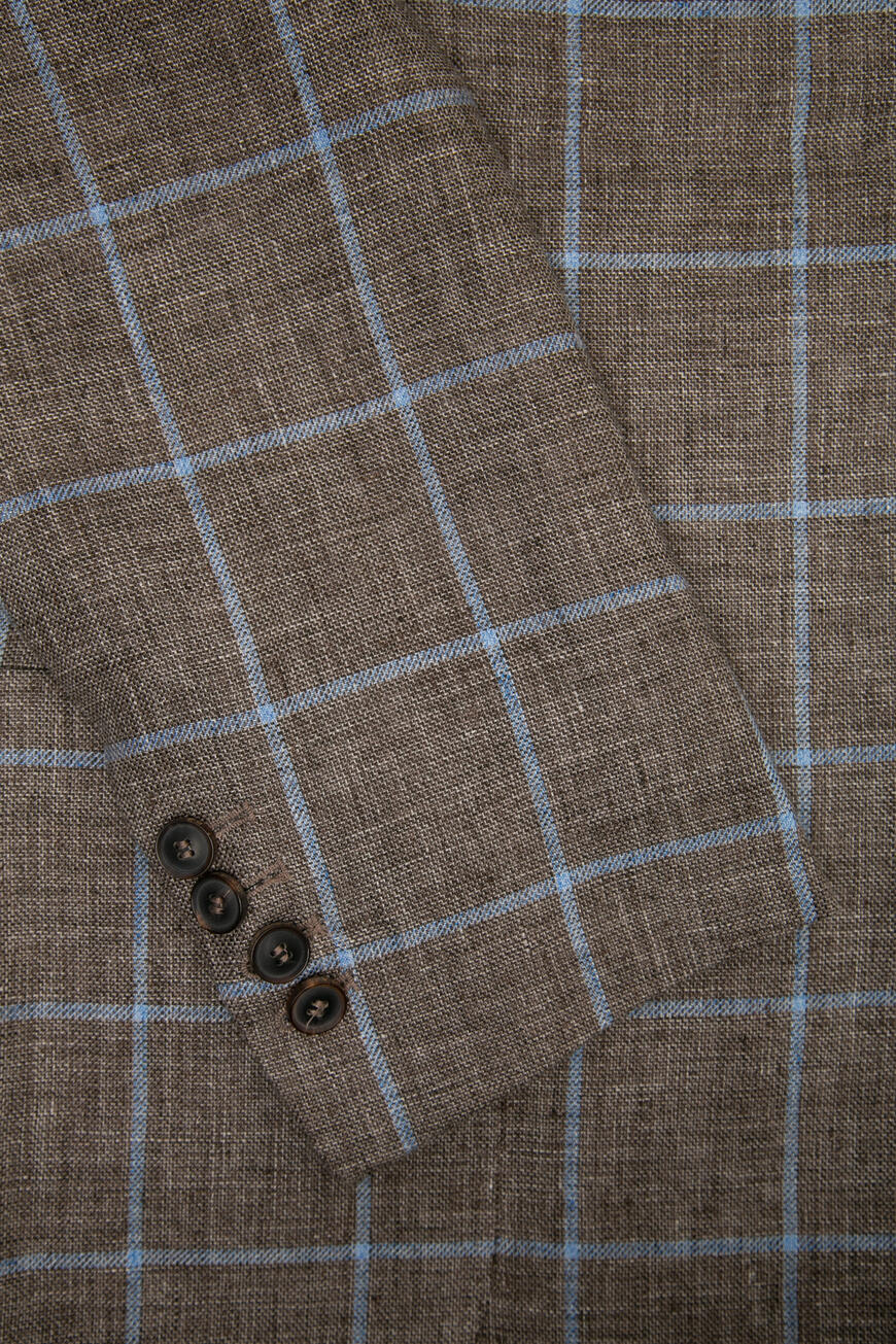 Товар коричневого цвета с внутренней стороны