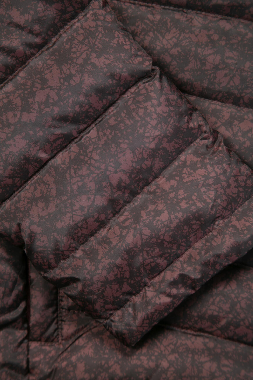 Товар бордового цвета с внутренней стороны