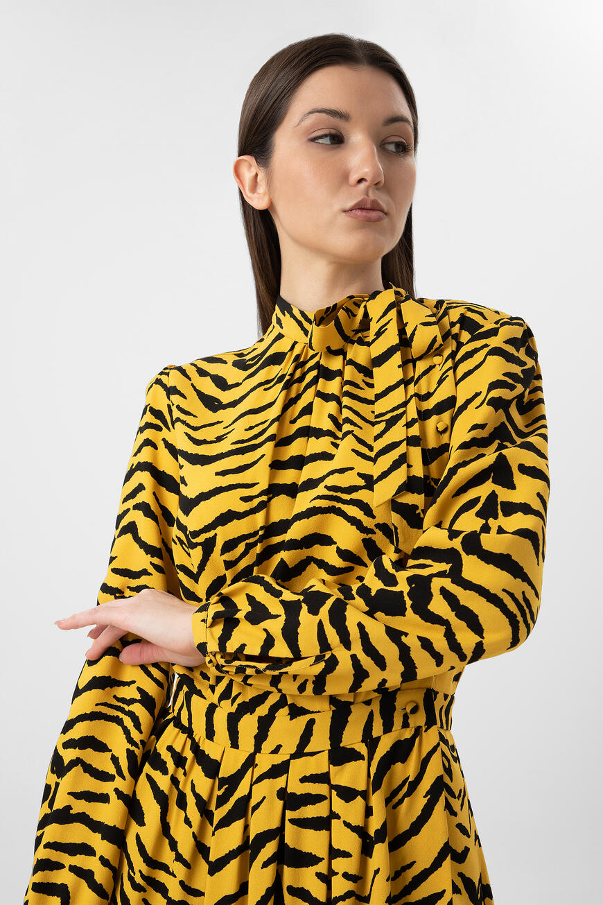 платье  с принтом «зебра» 573383 Y315V 7200 по низкой цене