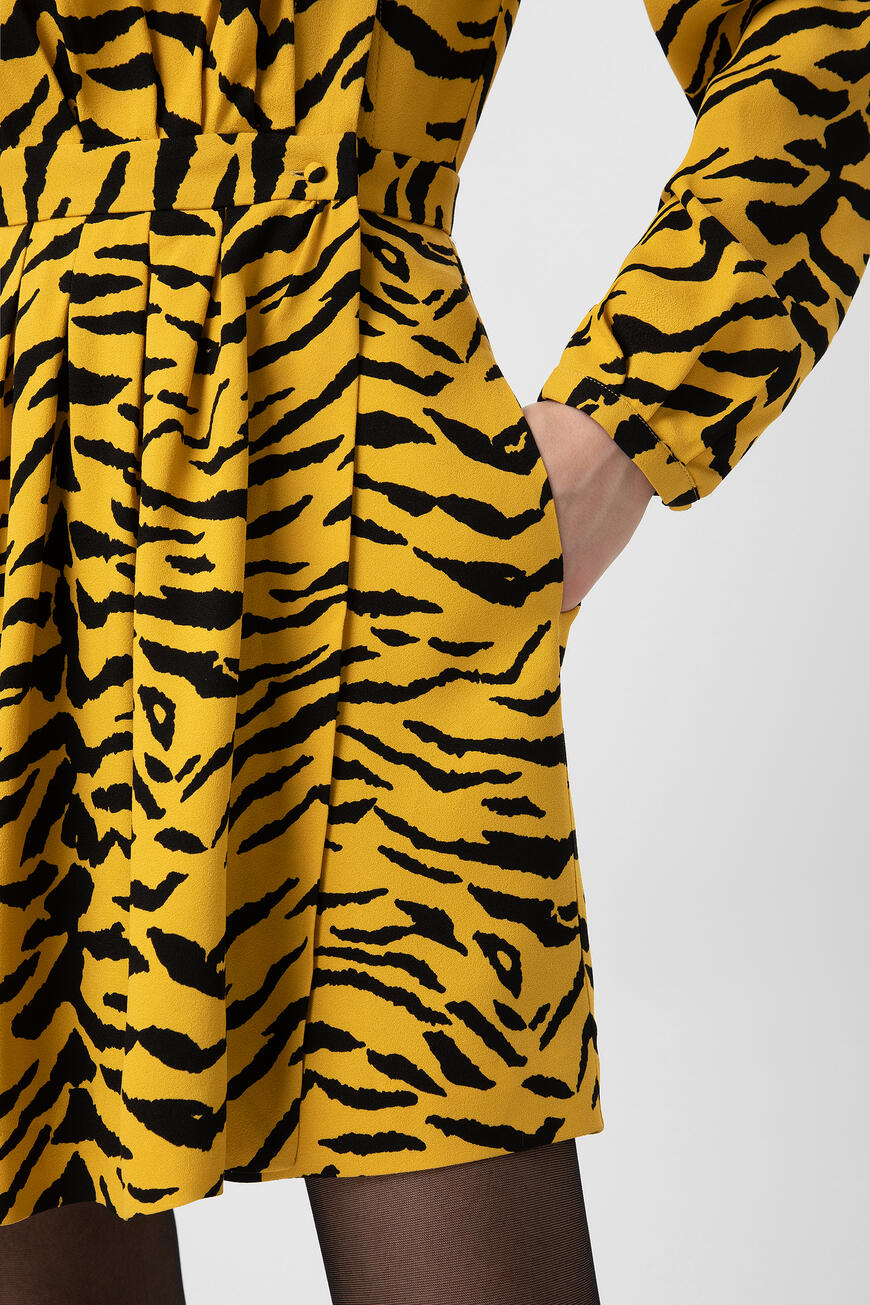 платье  с принтом «зебра» 573383 Y315V 7200 со скидкой