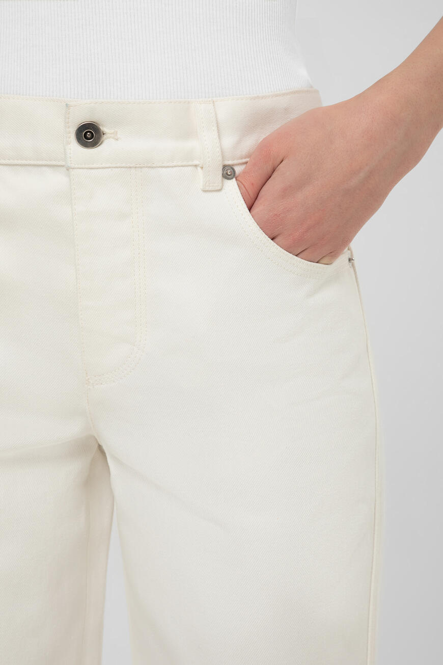 джинсы  прямого кроя белый 577037 VF4Q0 9000 по низкой цене