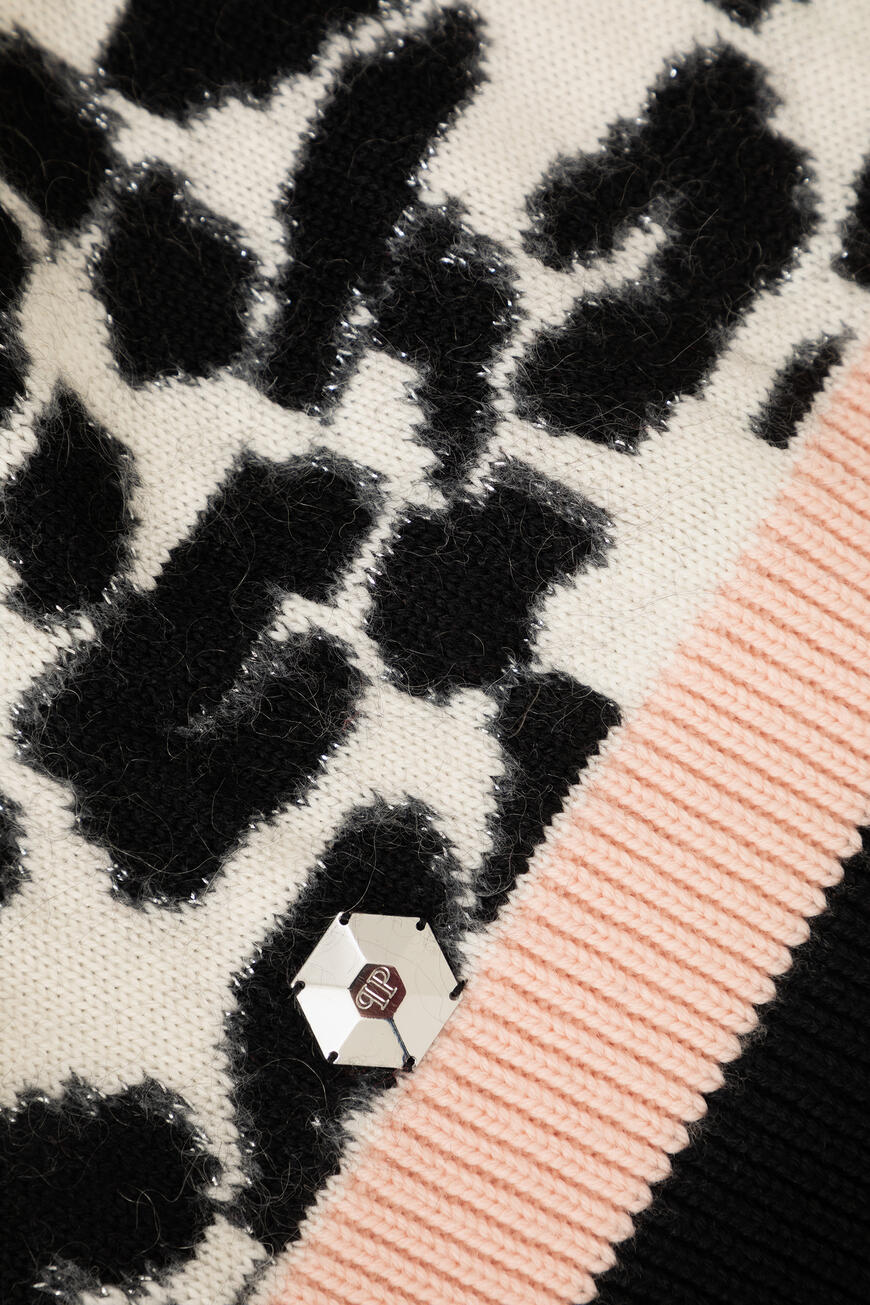 джемпер  с лого из кристаллов A19C WKO0289 PTE003N 21 со скидкой