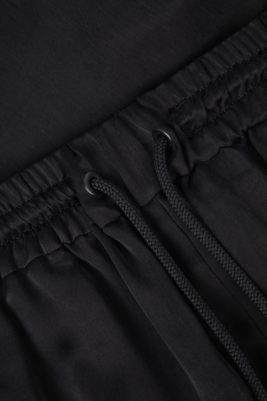 шорты  с лампасами черный I2PD031 5296 9000 со скидкой