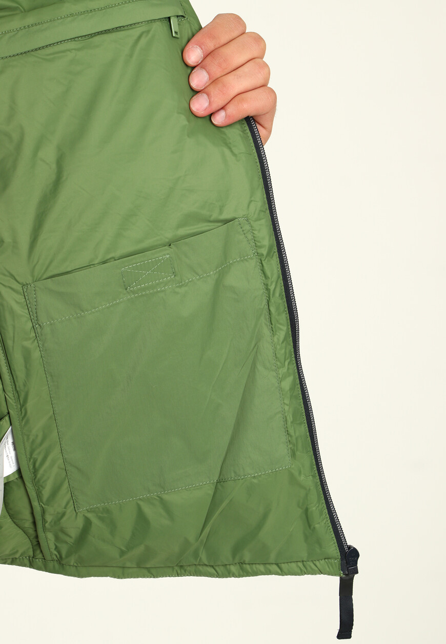 Товар зеленого цвета с внутренней стороны