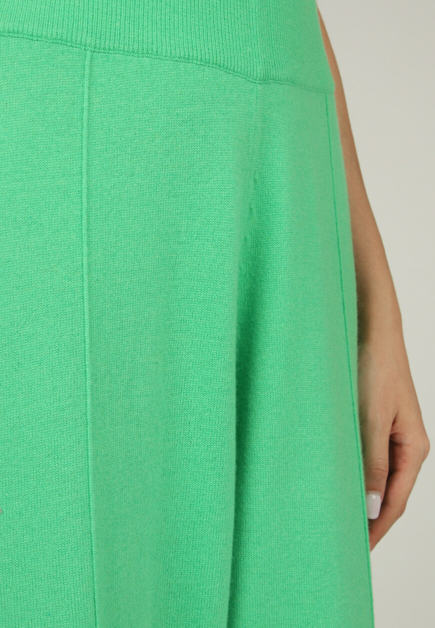 Товар зеленого цвета с внутренней стороны