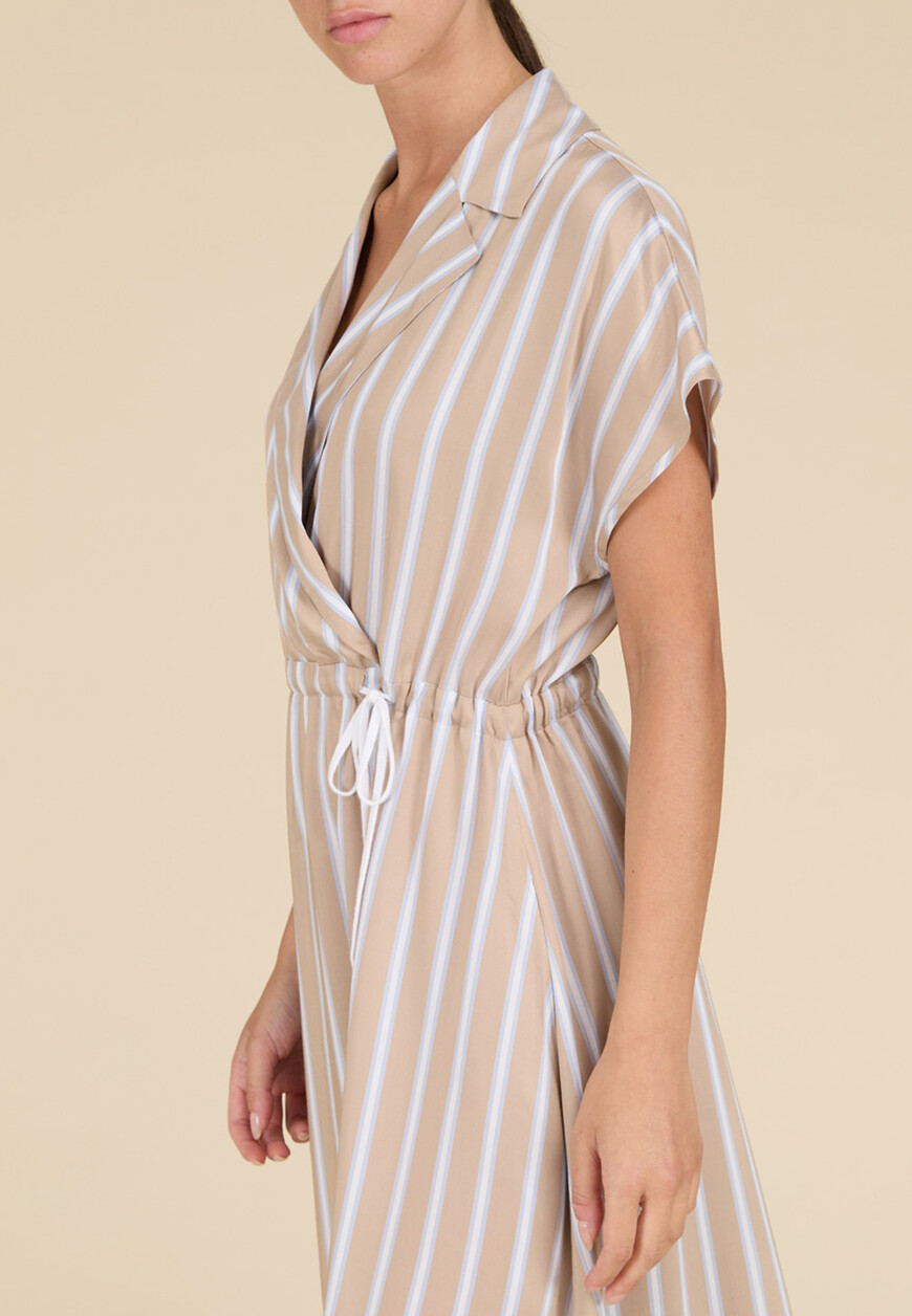 Товар бежевого цвета с внутренней стороны