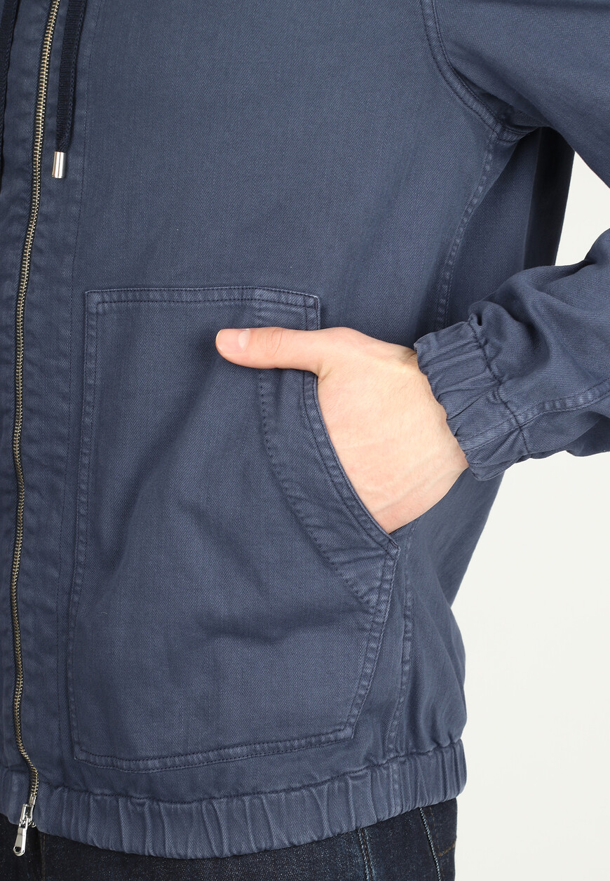 Товар синего цвета с внутренней стороны