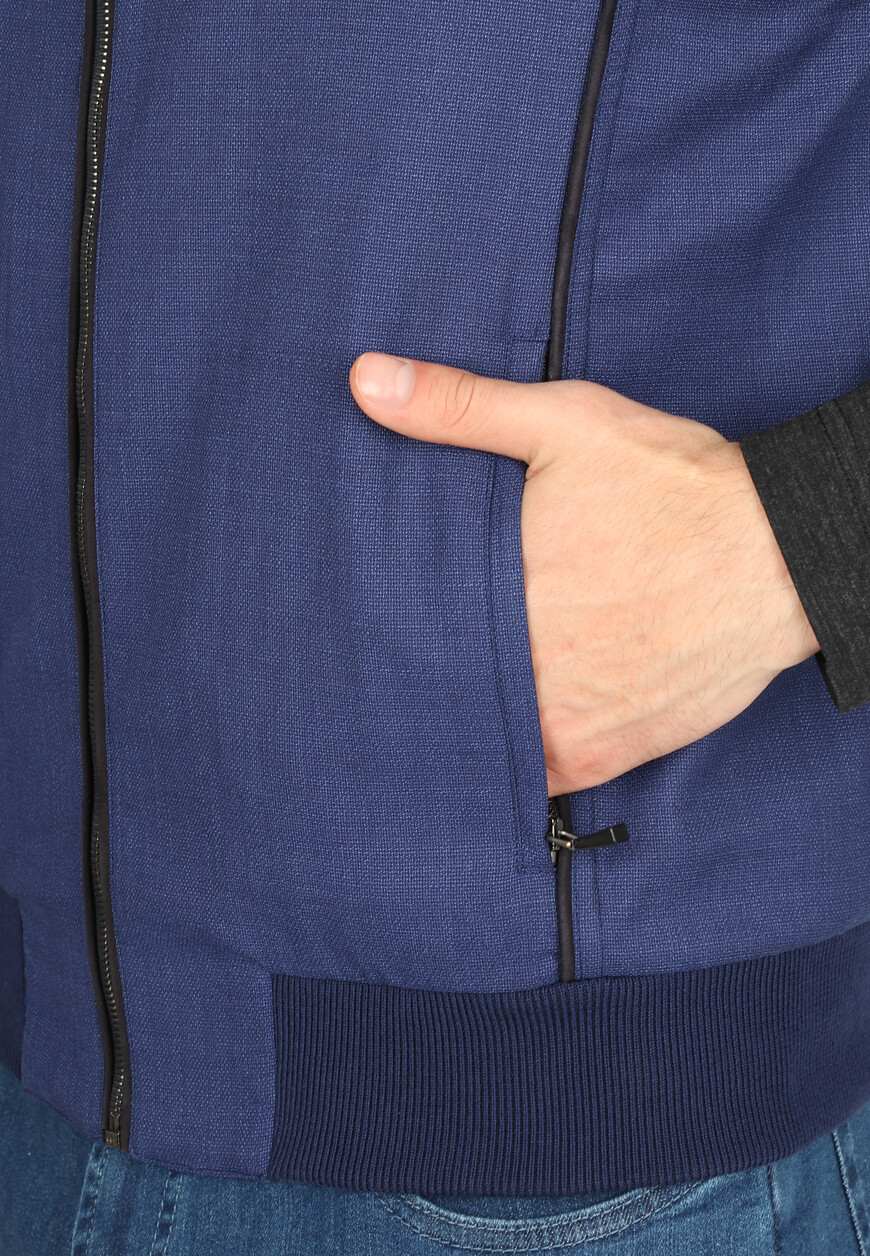 Товар синего цвета с внутренней стороны