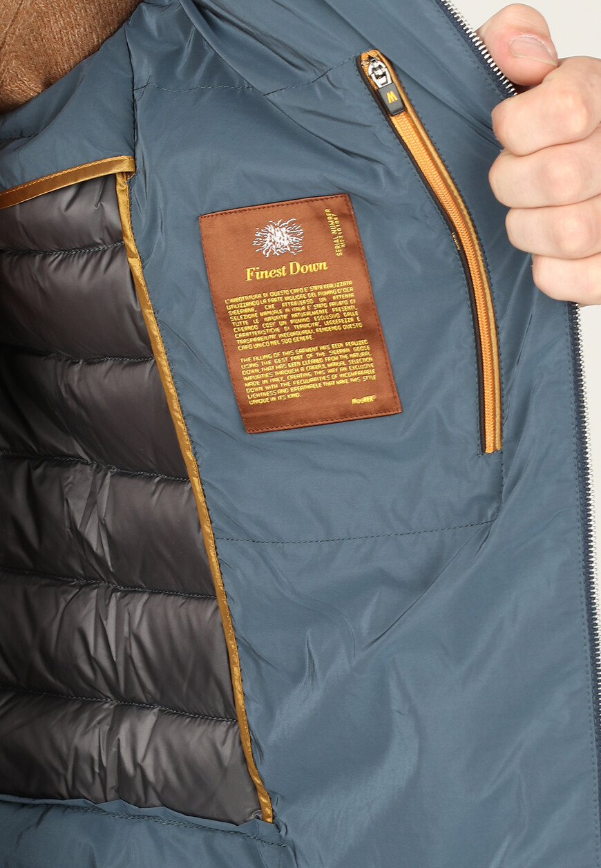 Товар синего цвета с внутренней стороны