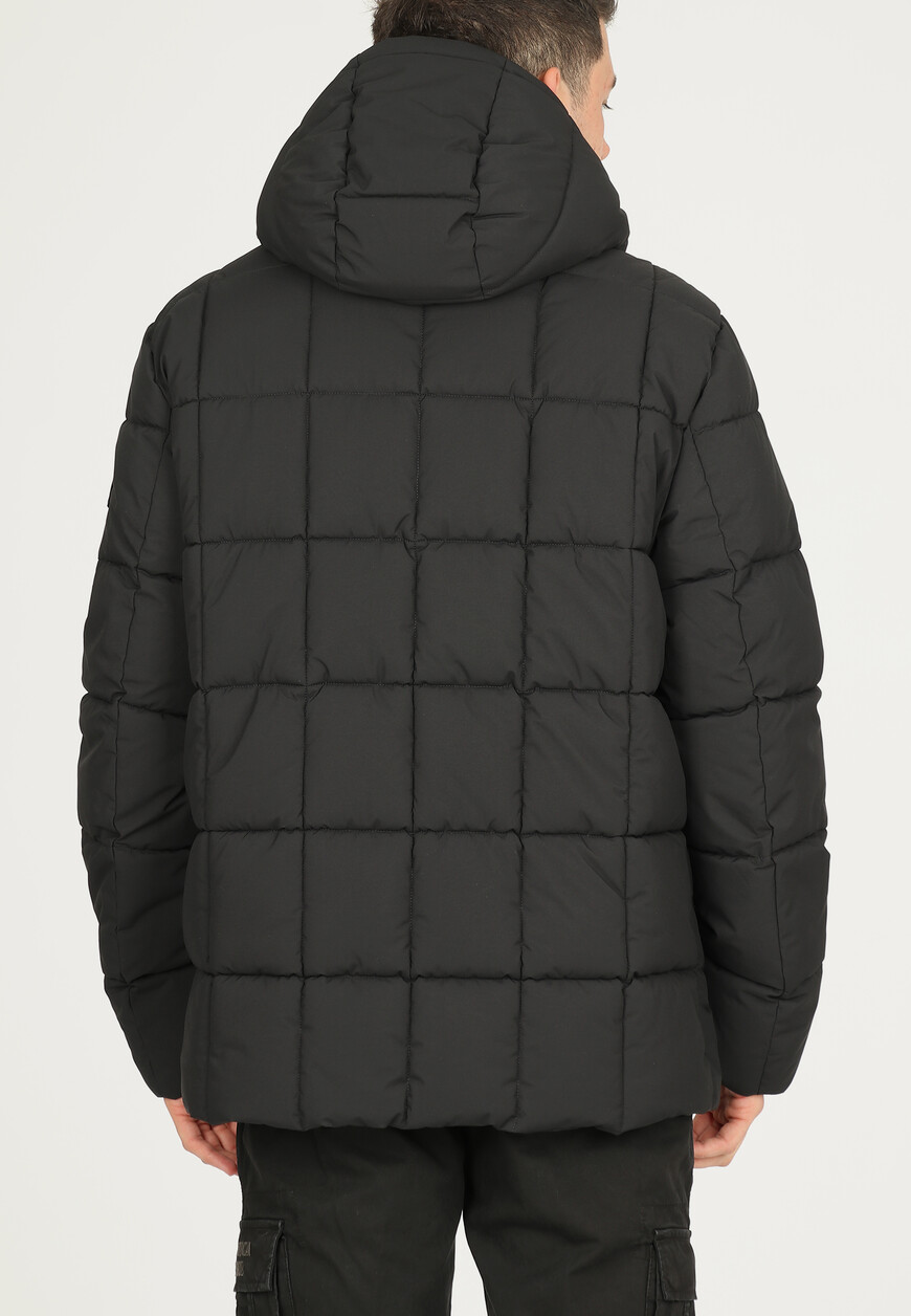 Товар черного цвета по низкой цене