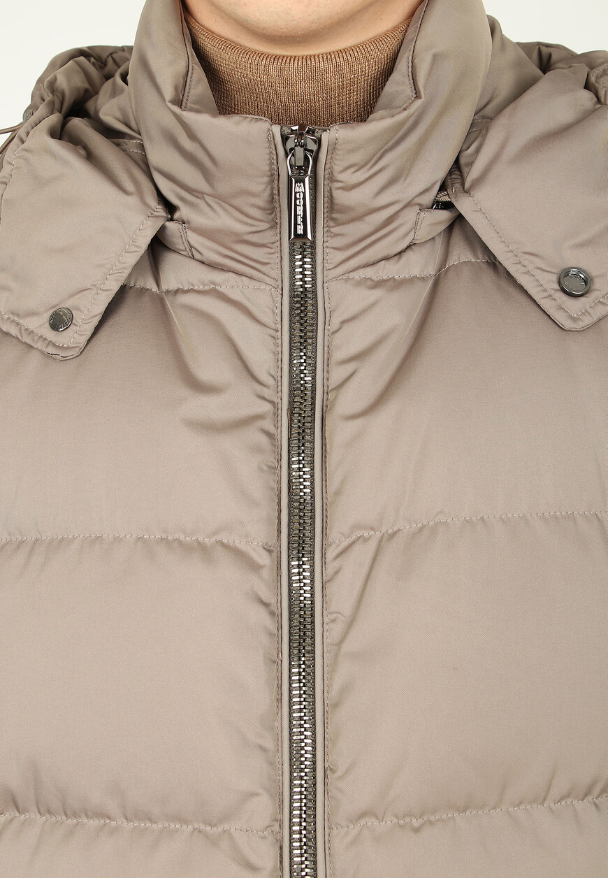 Товар бежевого цвета с внутренней стороны