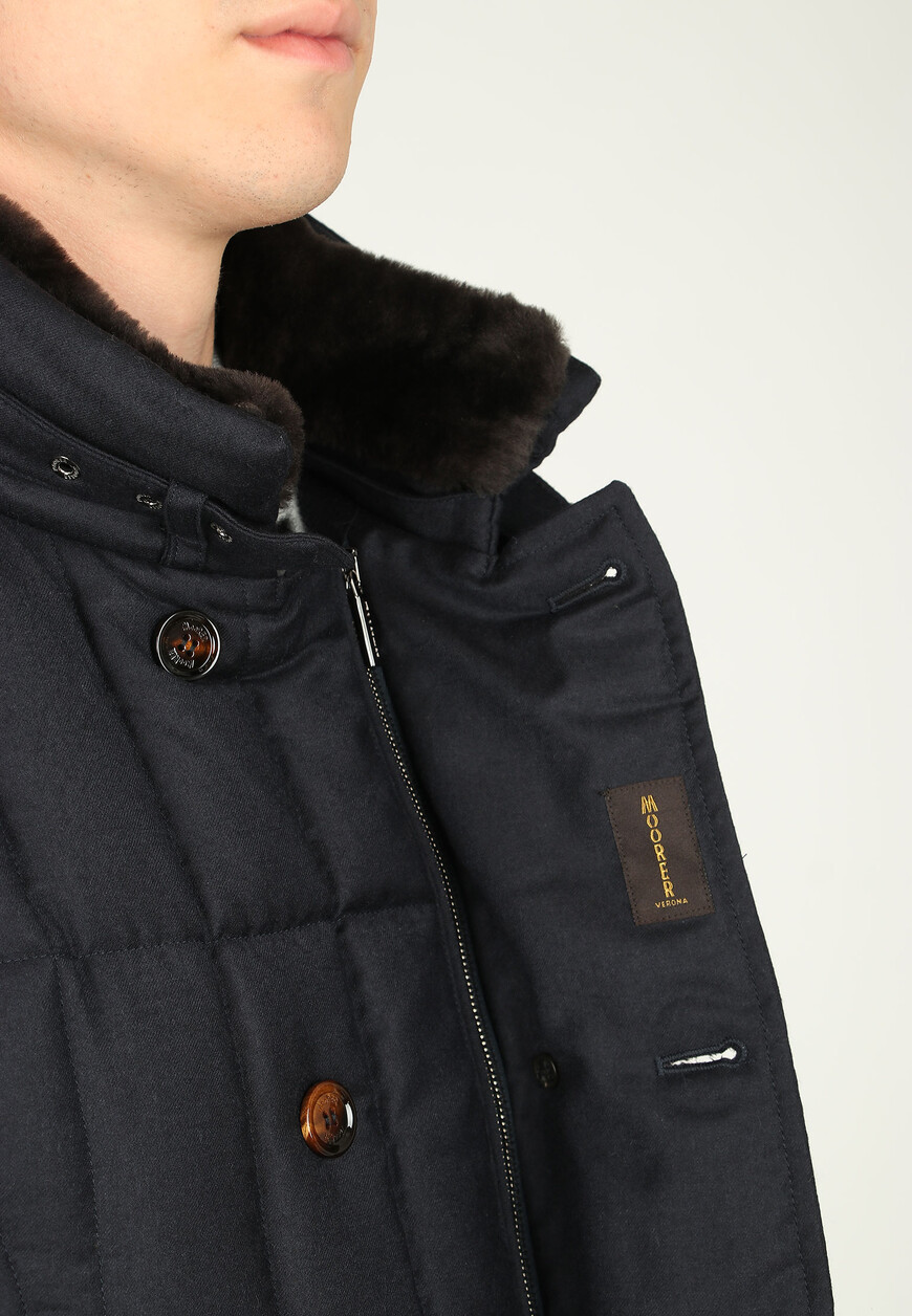 Товар синего цвета с внутренней стороны