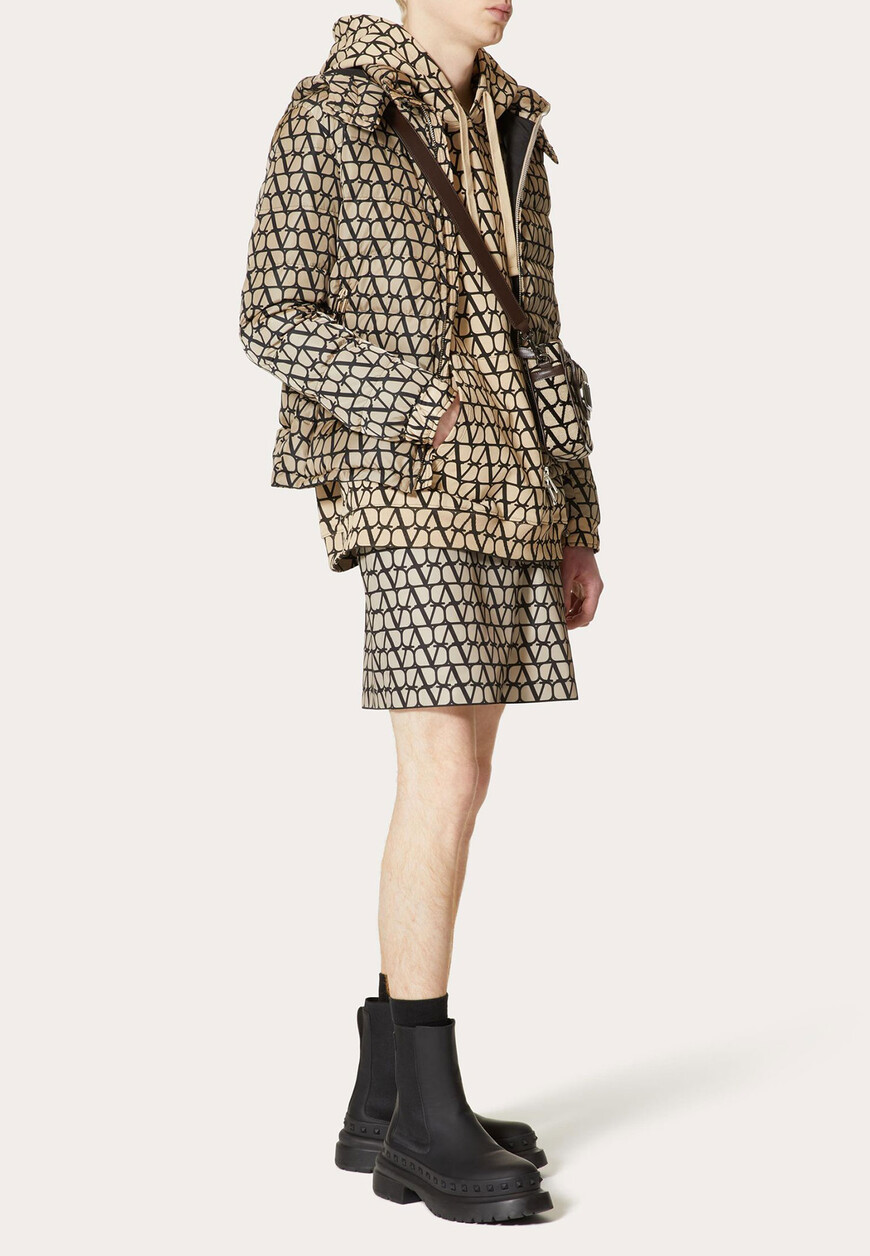 Товар бежевого цвета с внутренней стороны