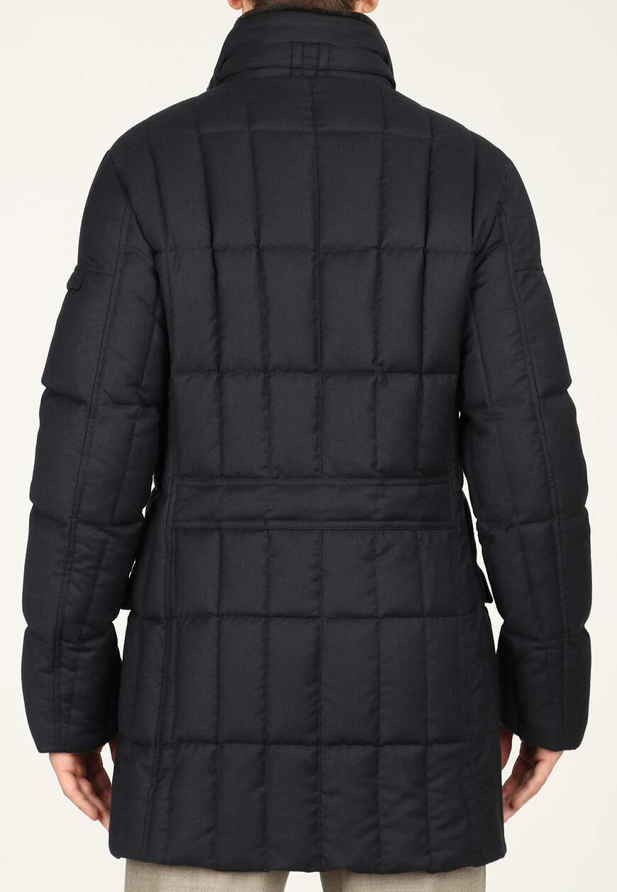 Товар синего цвета с внутренней стороны