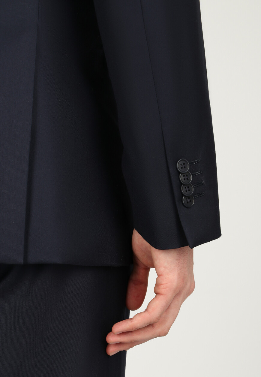 костюм  универсального стиля с лицевой стороны