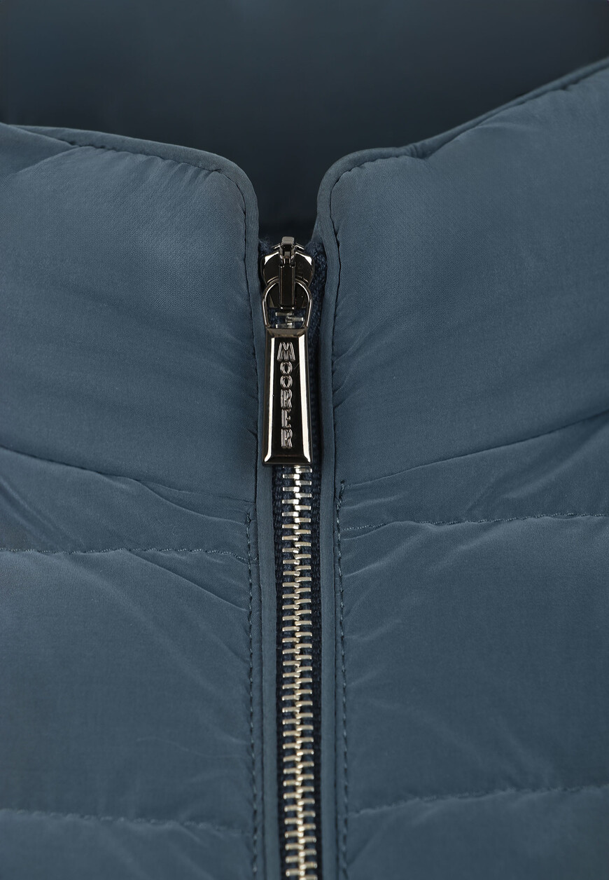 Товар синего цвета с внутренней стороны