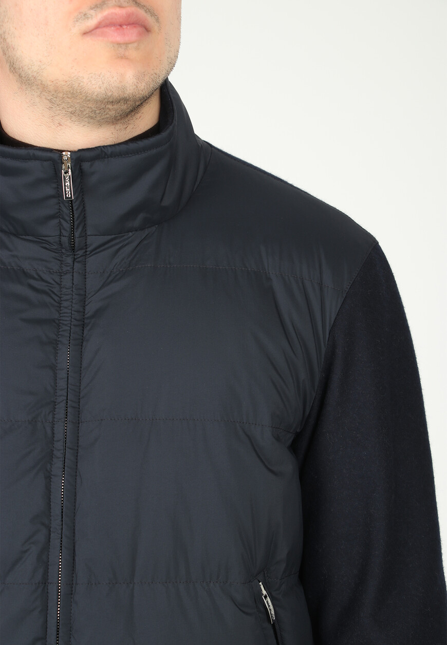 Товар синего цвета с внутренней стороны