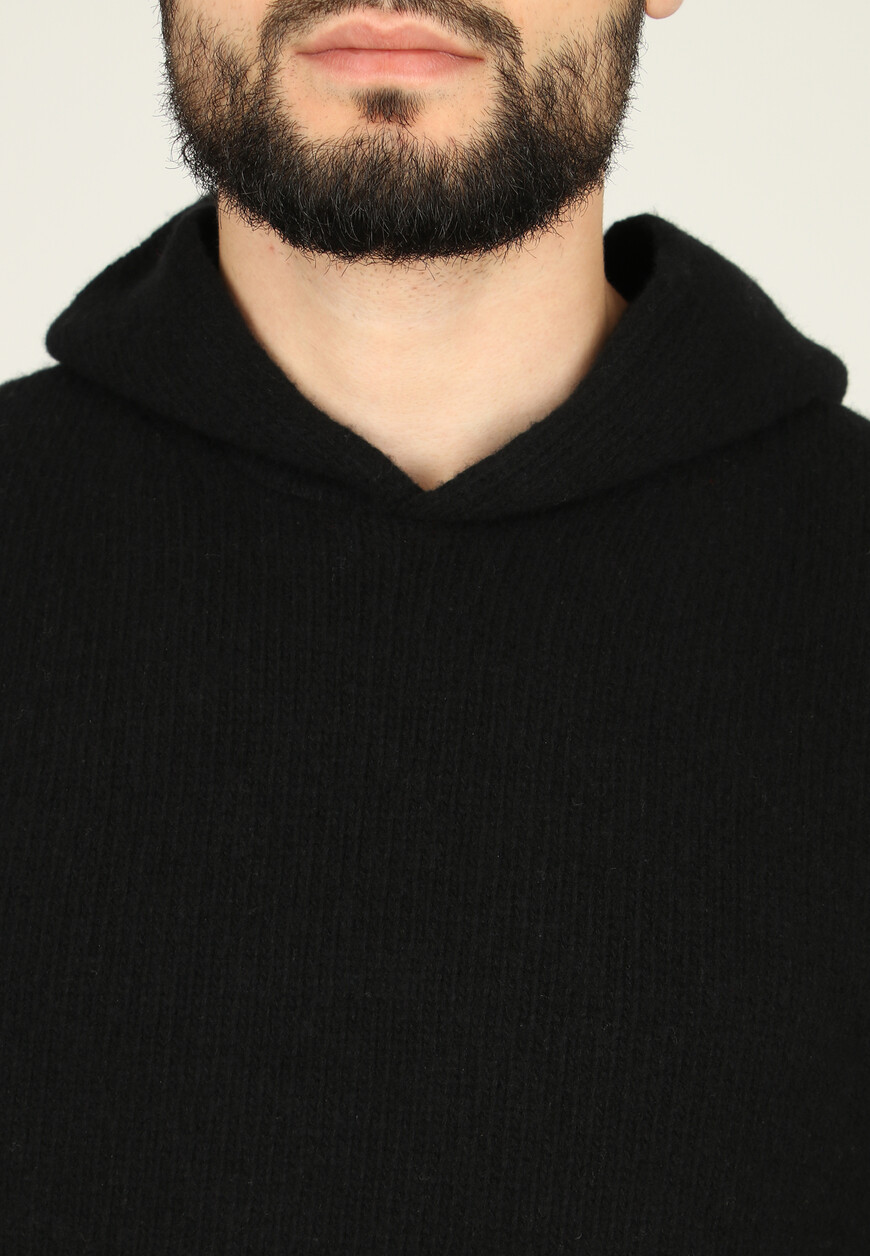 Товар черного цвета по низкой цене