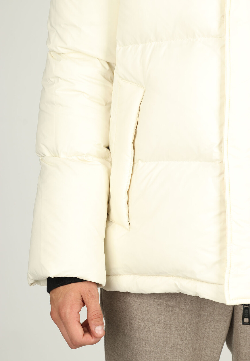 Товар белого цвета с внутренней стороны