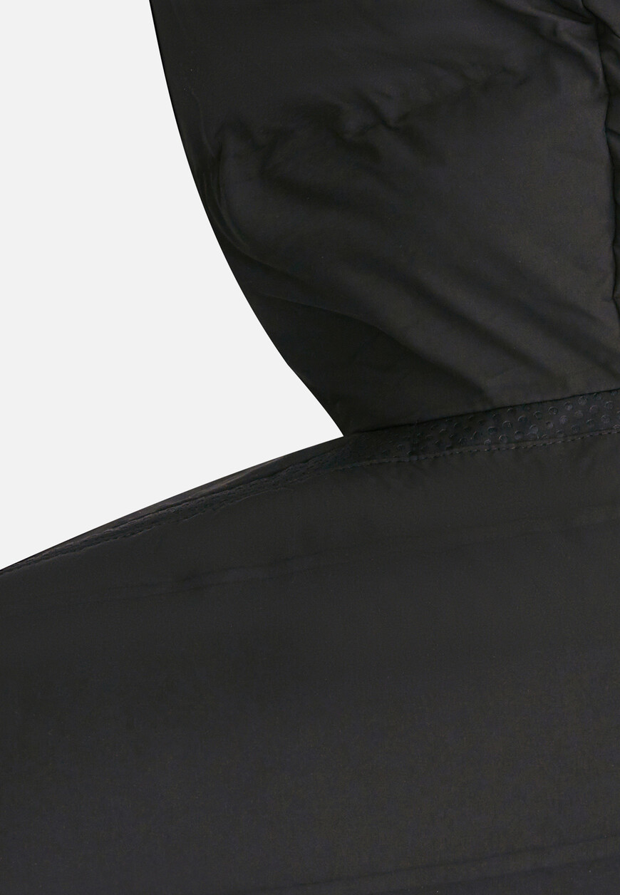 Товар черного цвета с внутренней стороны