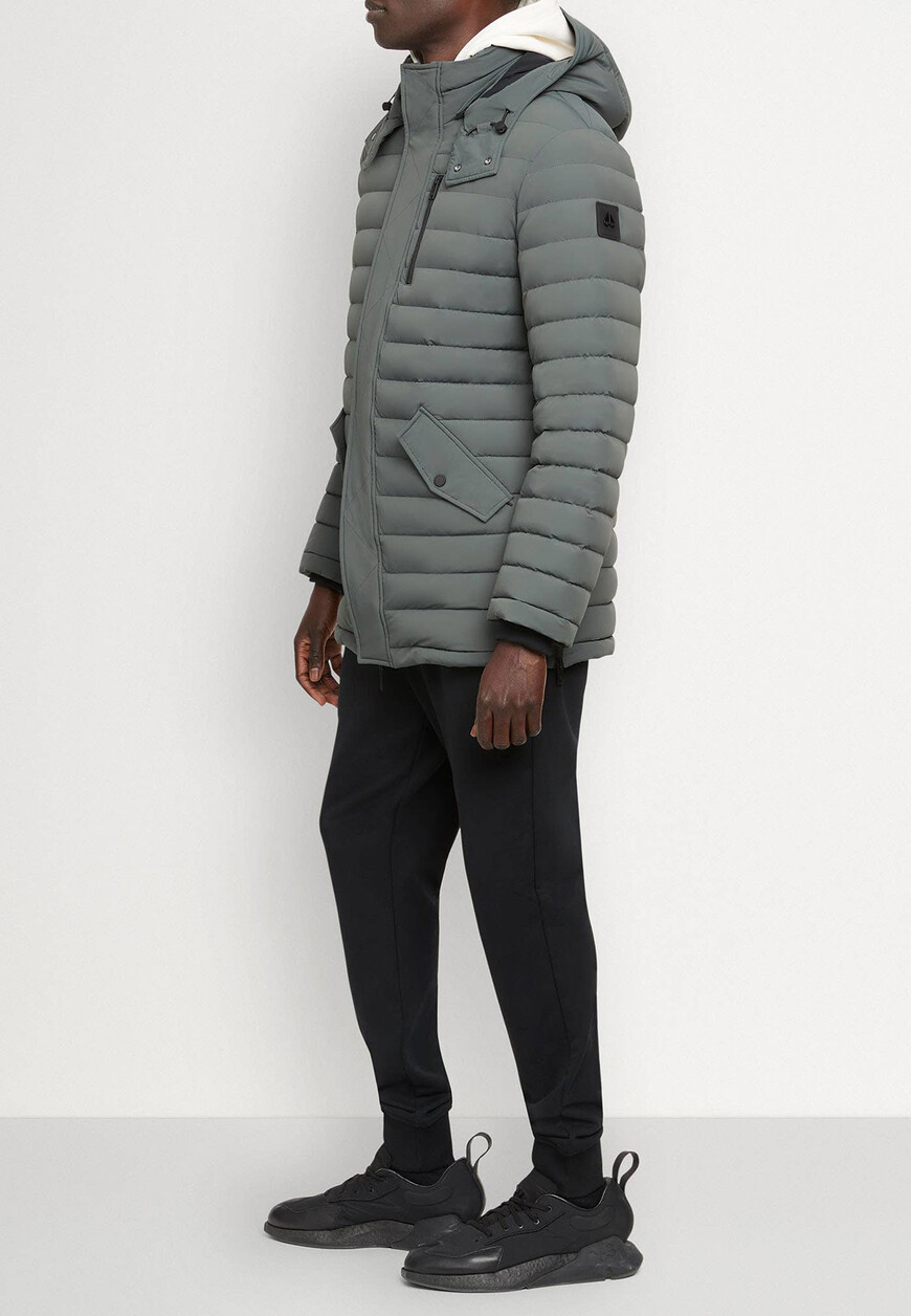 пуховик  от бренда moose knuckles вид слева