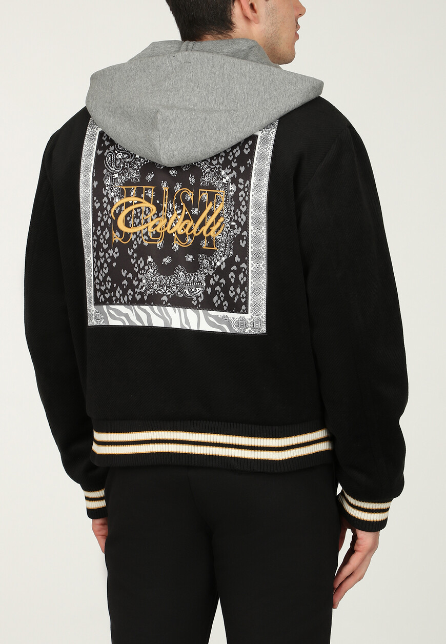 Товар черного цвета с внутренней стороны