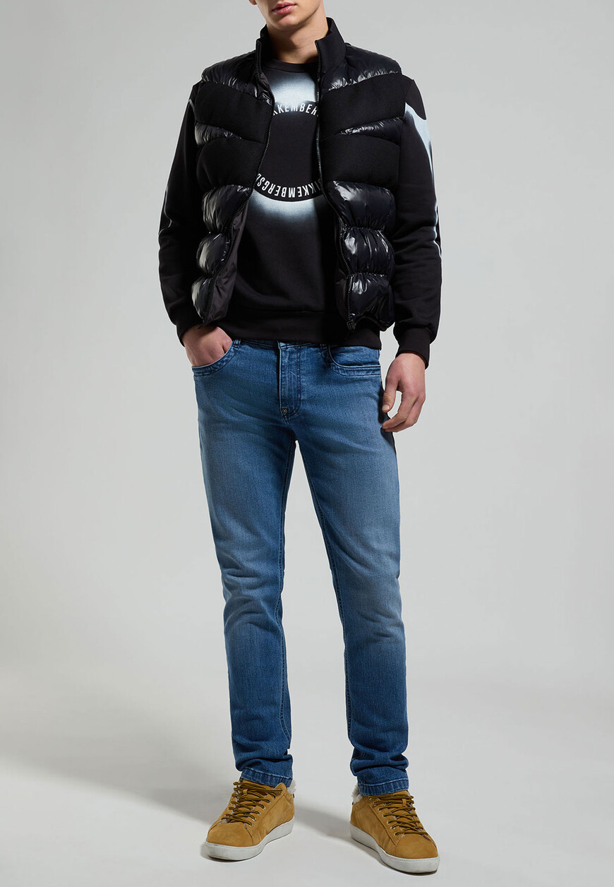 жилет  от бренда bikkembergs вид слева