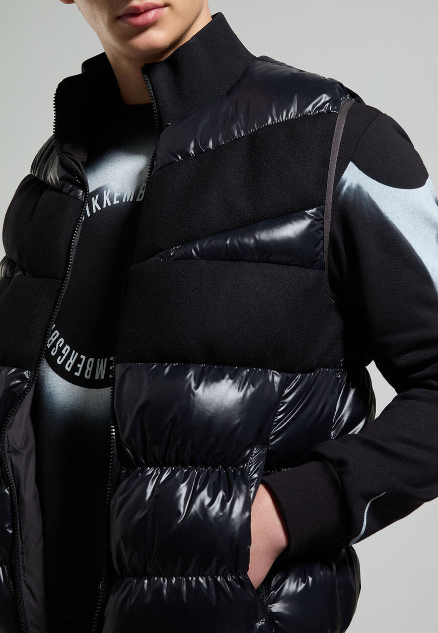 жилет  универсального стиля с лицевой стороны