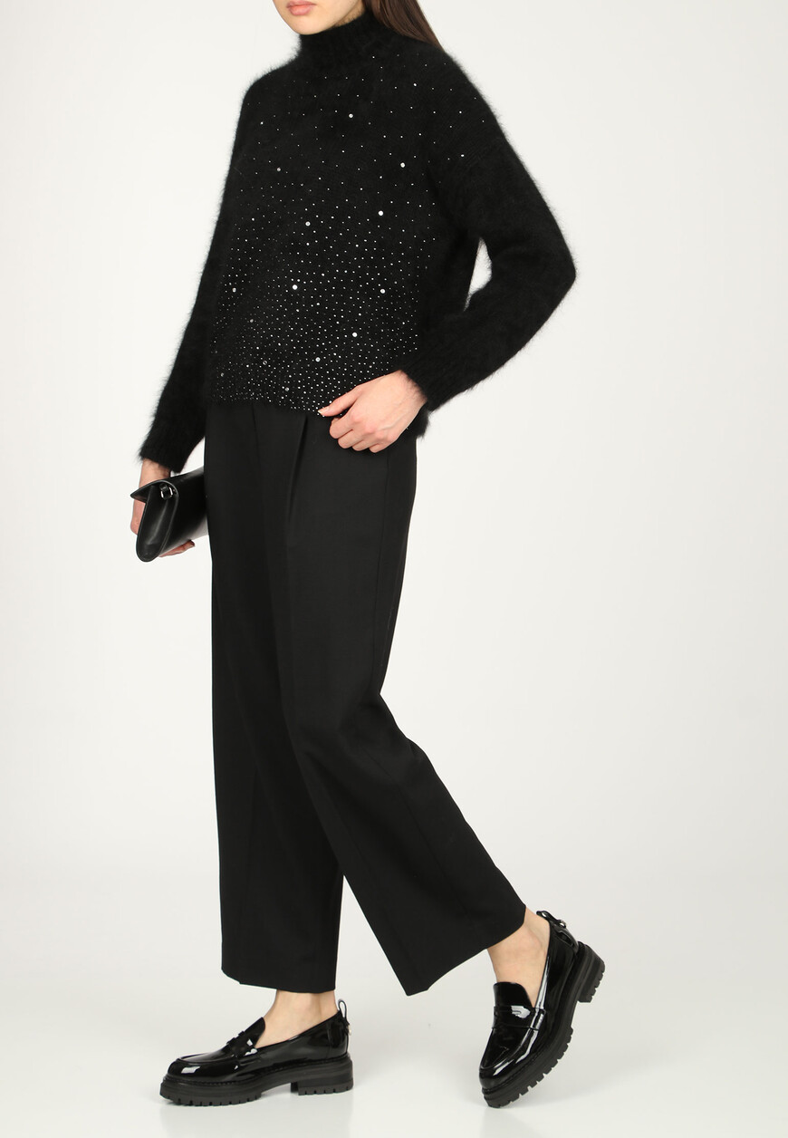 Товар черного цвета с внутренней стороны