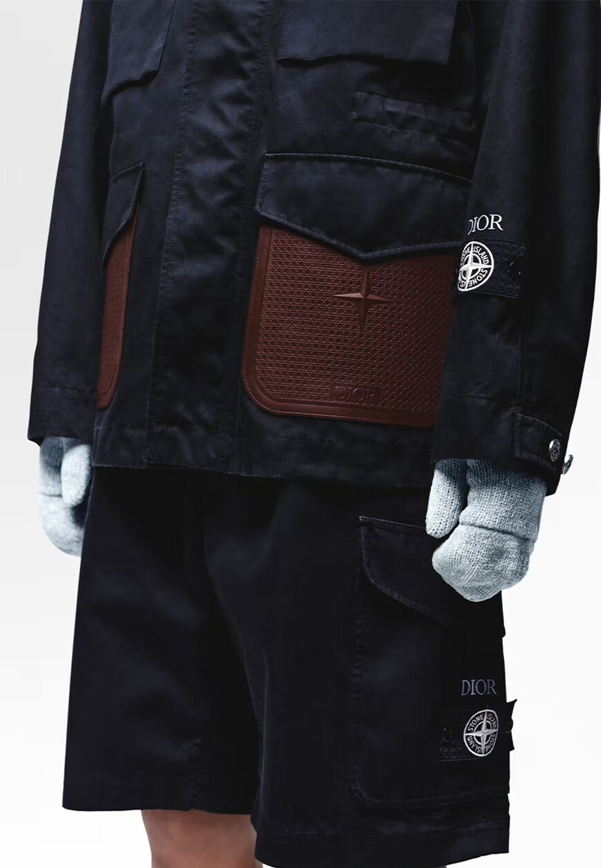 Товар черного цвета с внутренней стороны