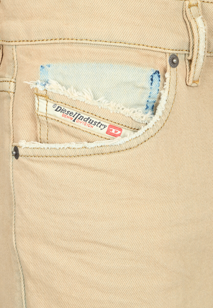 джинсы  A03568 09F24 со скидкой