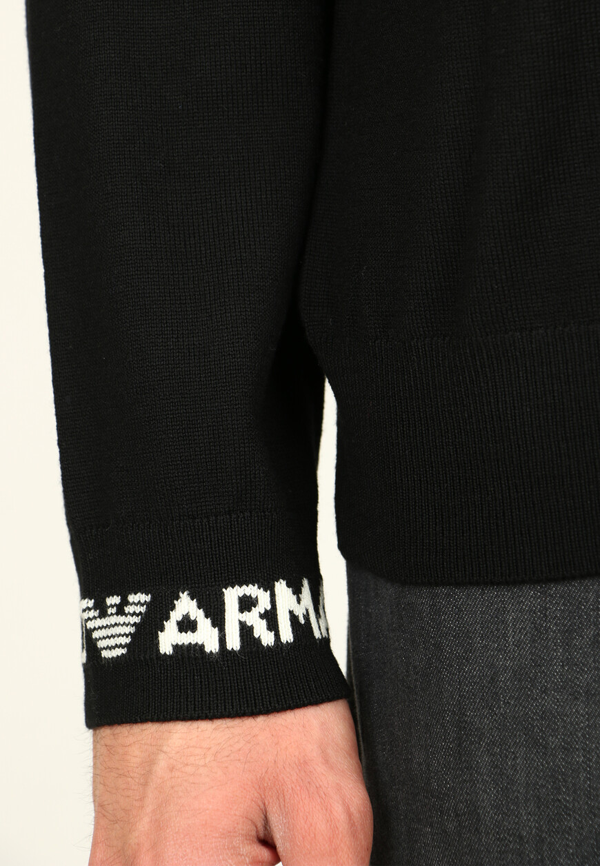 Товар черного цвета по низкой цене