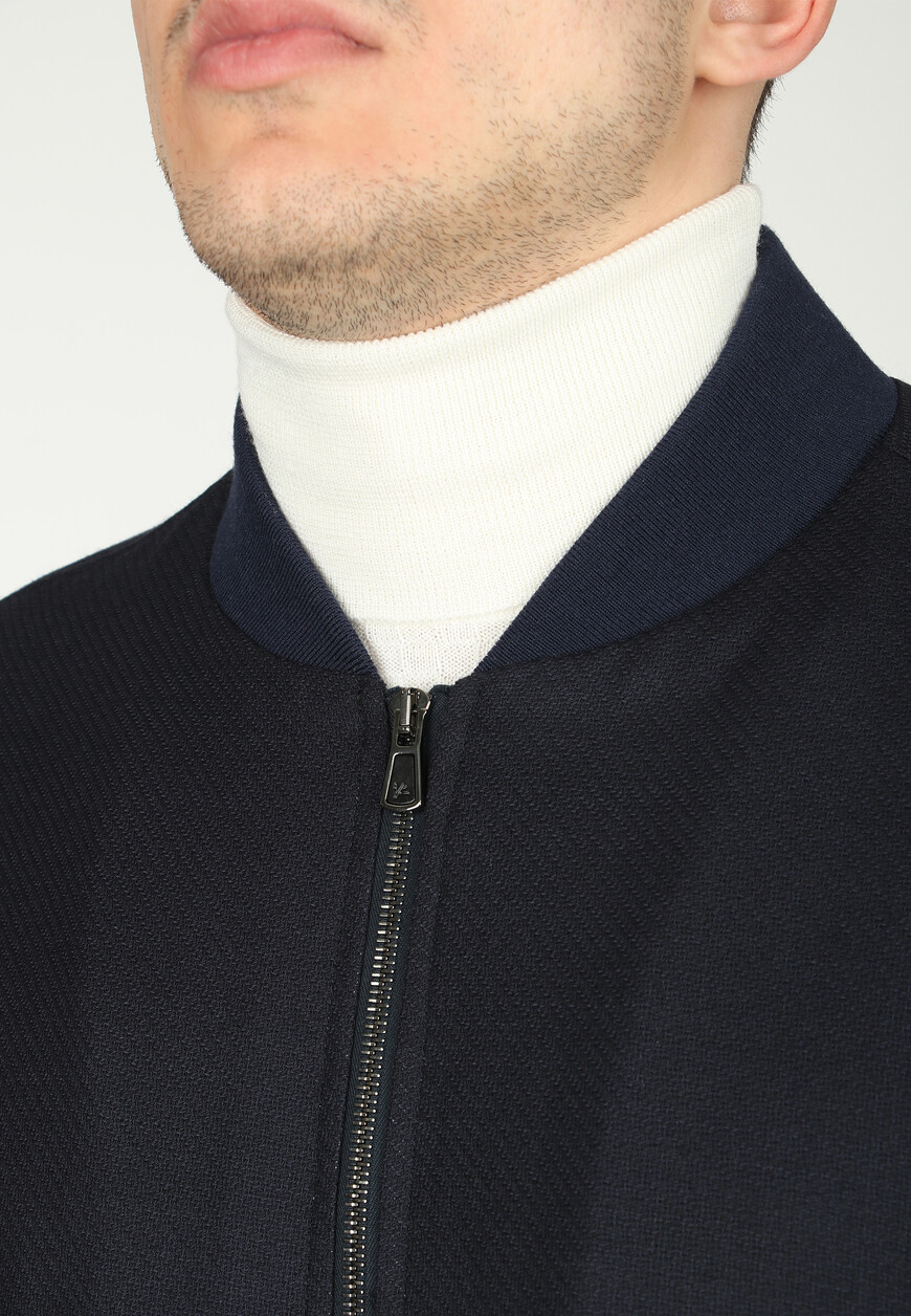 Товар синего цвета с внутренней стороны