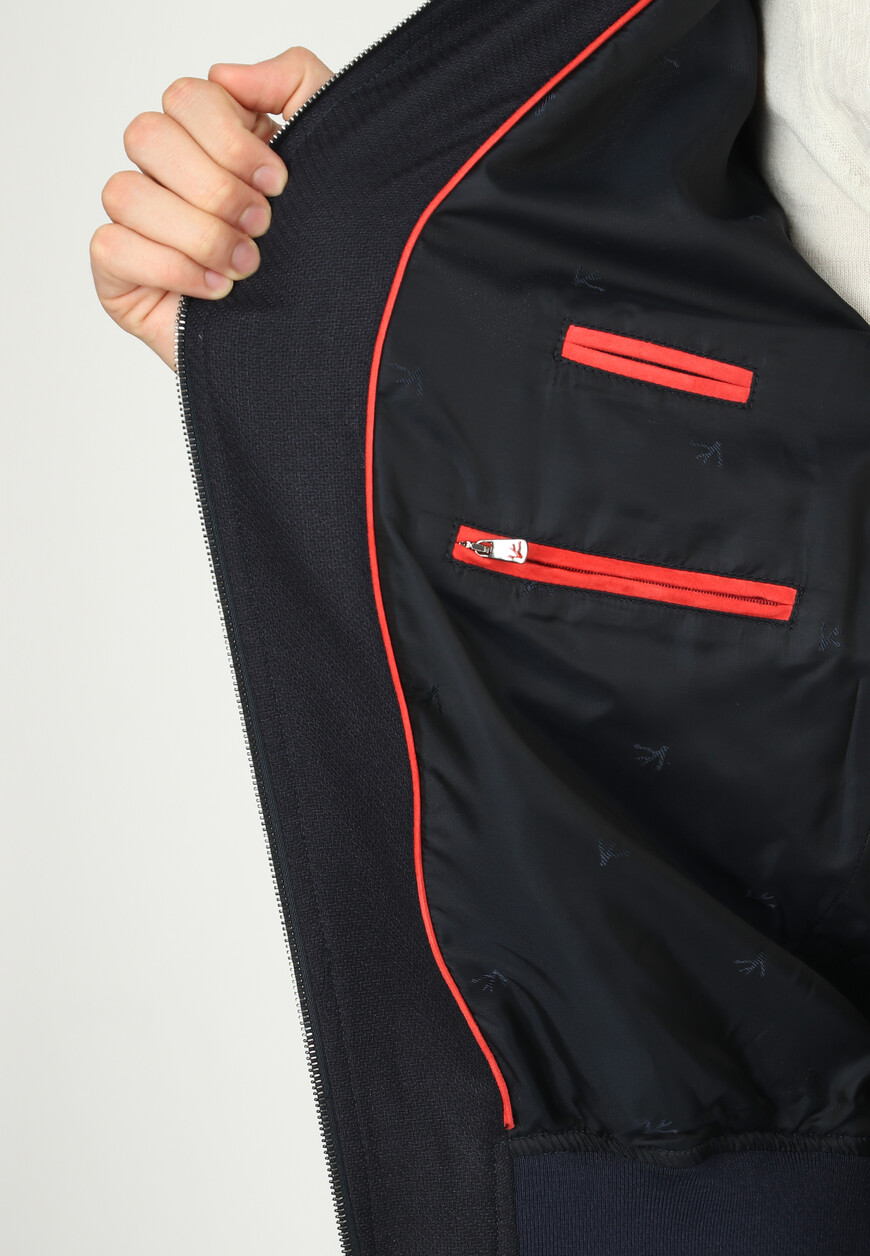 бомбер  универсального стиля с лицевой стороны