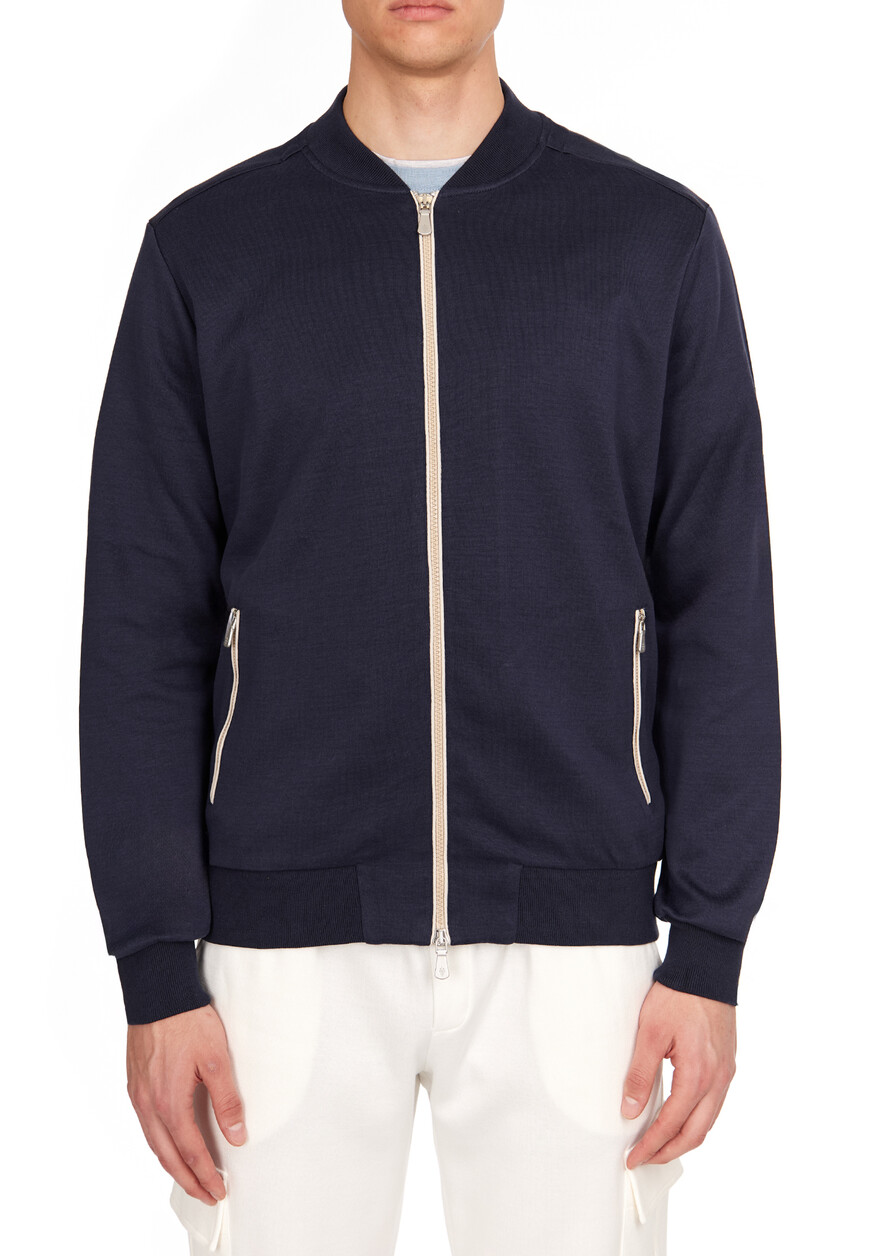 Товар синего цвета с внутренней стороны