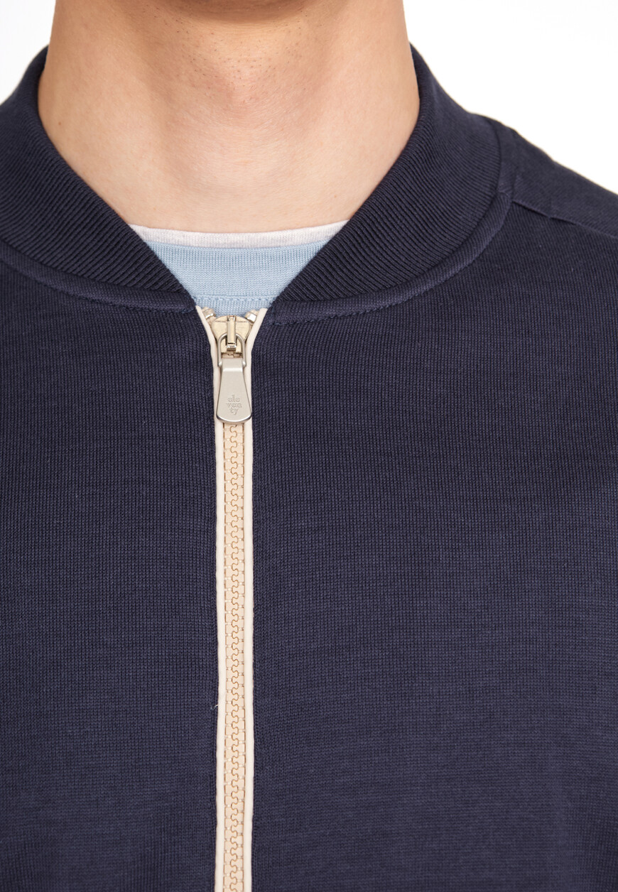 бомбер  из проверенных материалов спереди