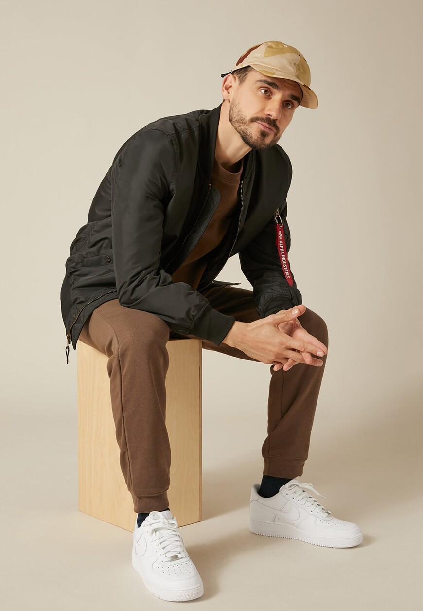 Товар черного цвета с внутренней стороны