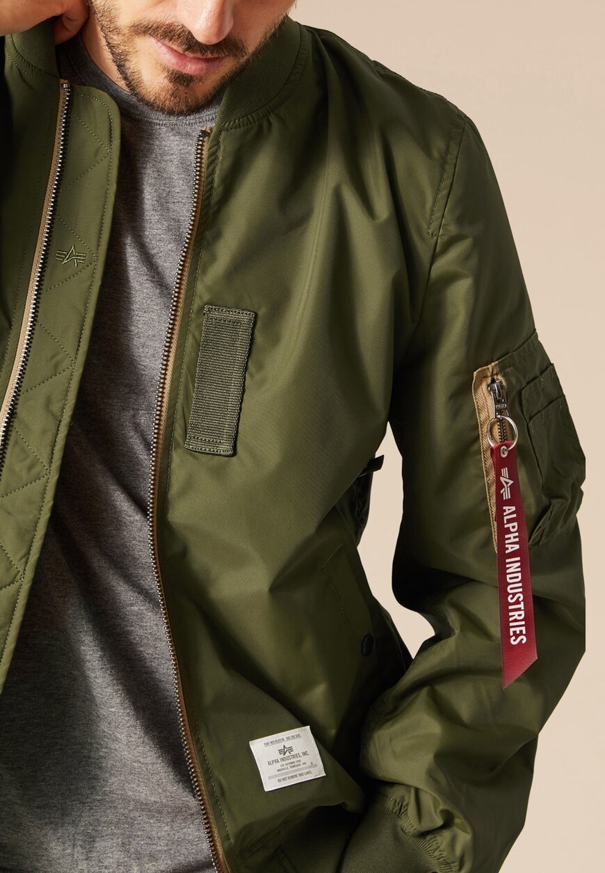 Товар зеленого цвета с внутренней стороны