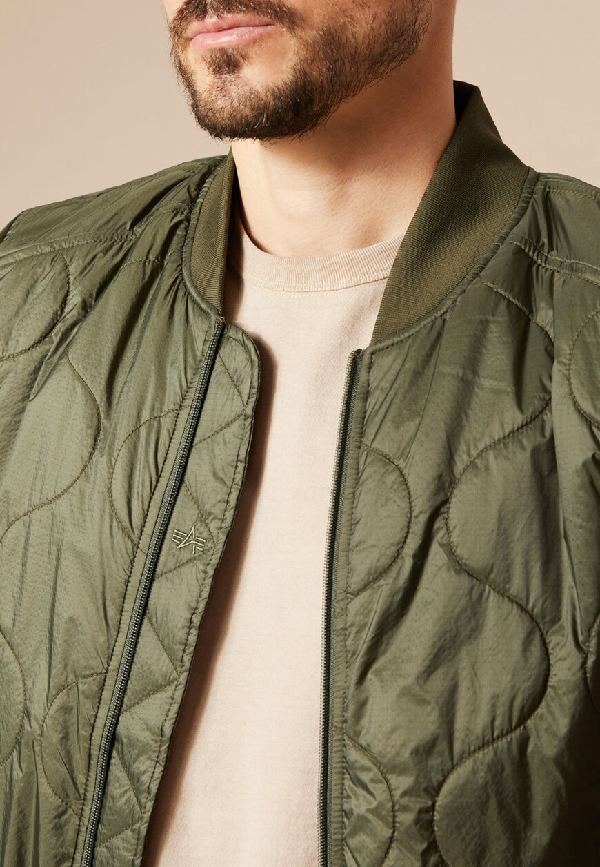 Товар зеленого цвета с внутренней стороны