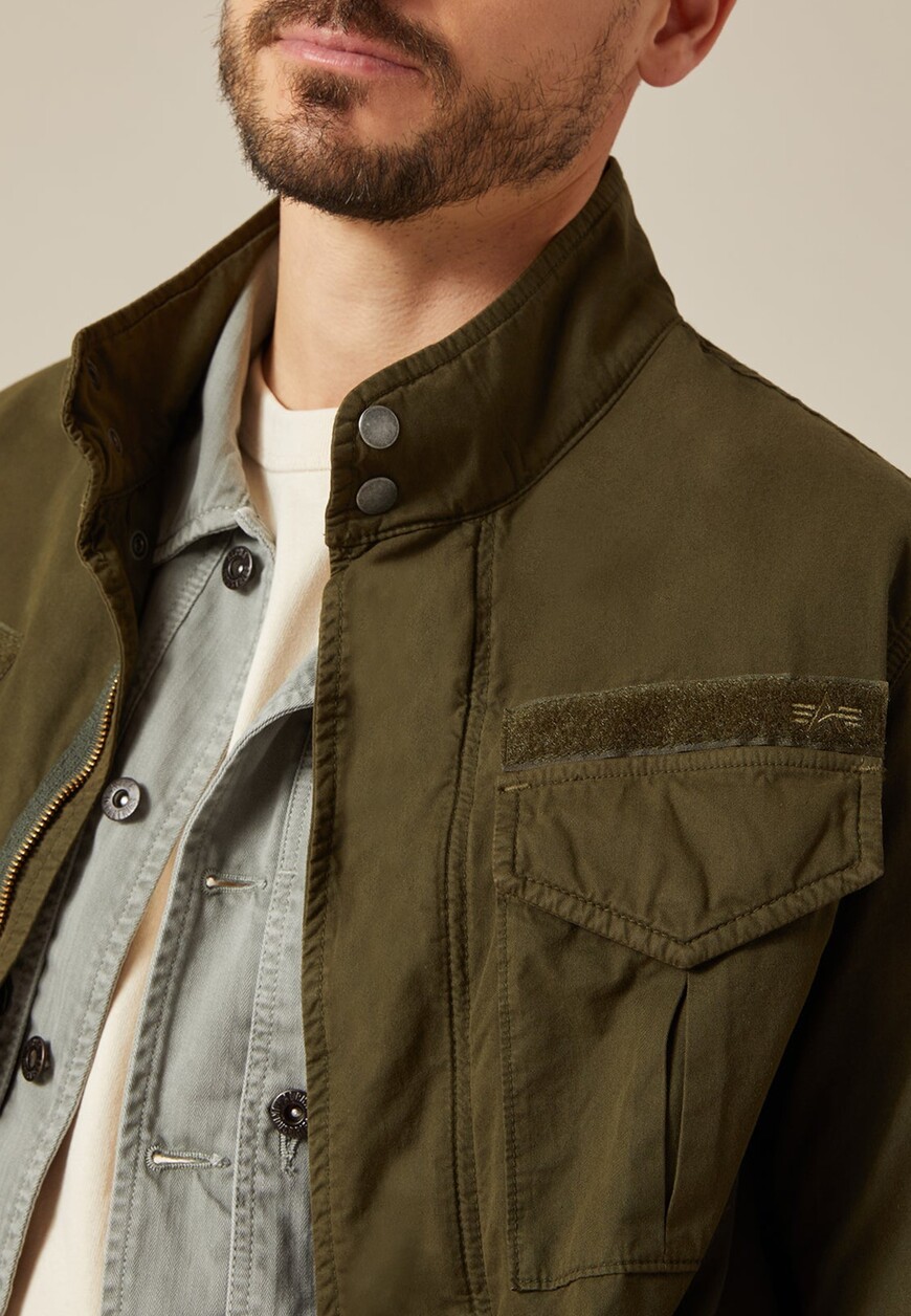 Товар зеленого цвета с внутренней стороны