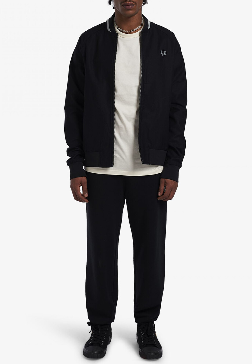 бомбер  от бренда fred perry вид слева