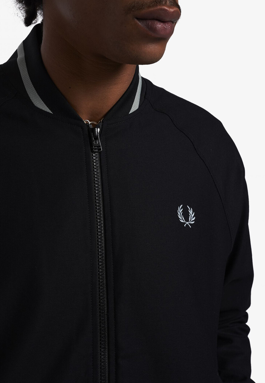 Товар черного цвета с внутренней стороны