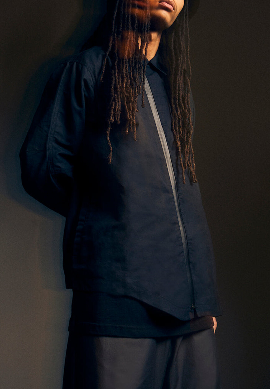 Товар черного цвета с внутренней стороны