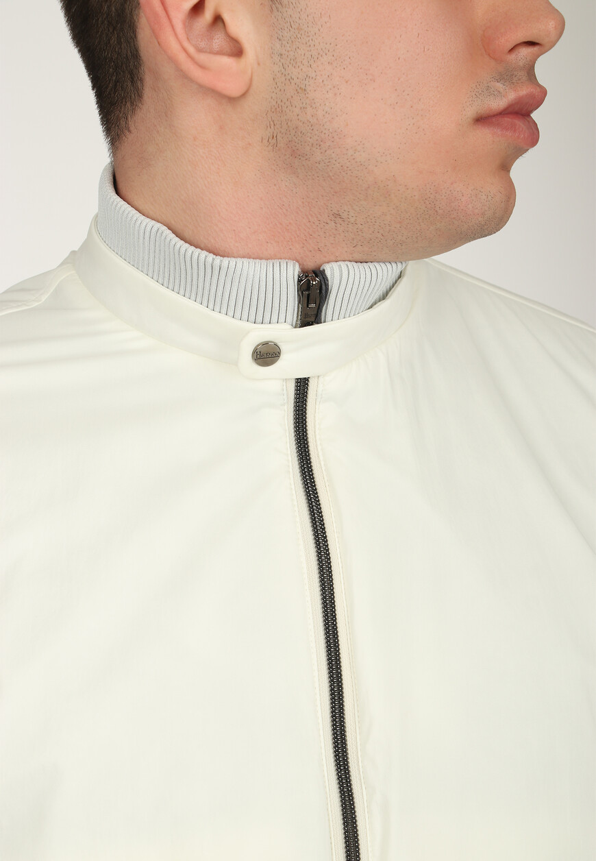 Товар белого цвета с внутренней стороны