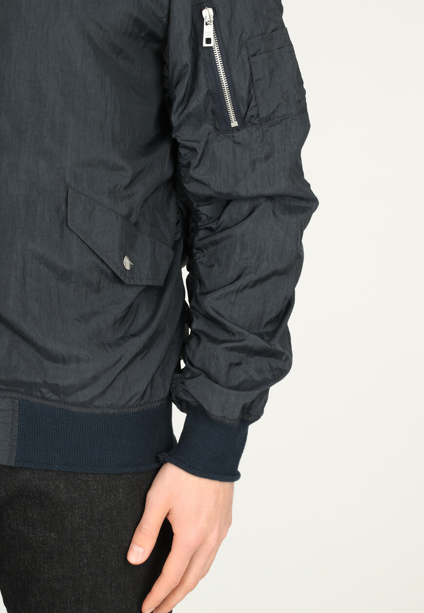 Товар синего цвета с внутренней стороны