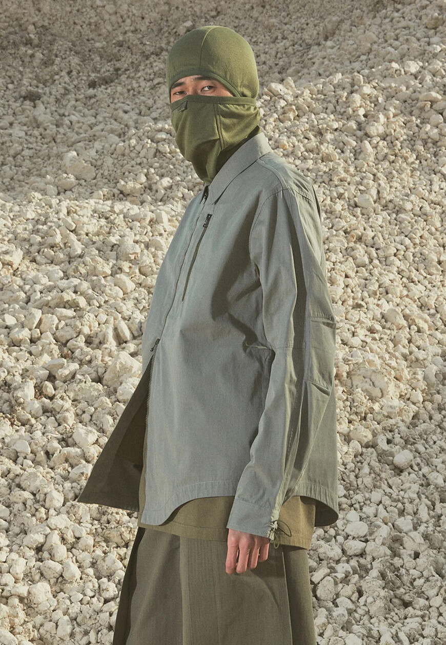 ветровка  от бренда maharishi вид слева