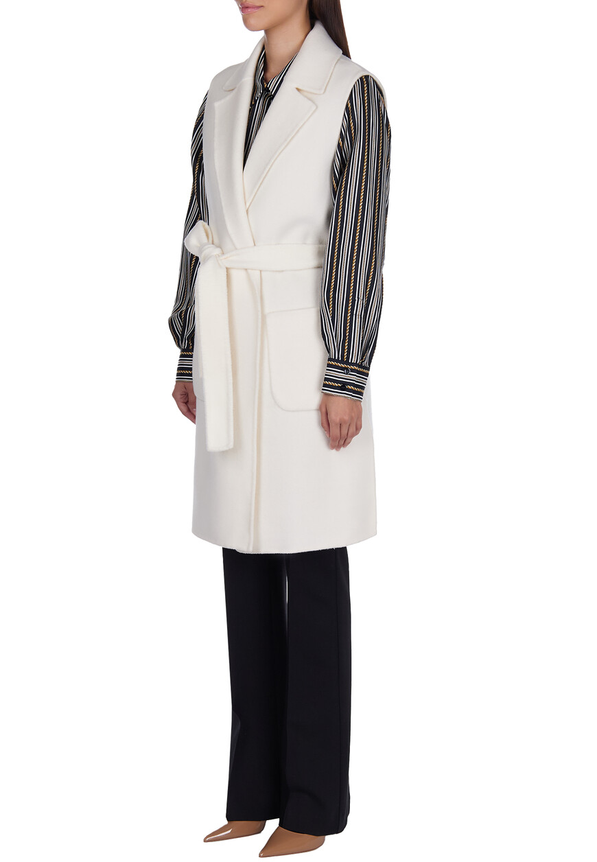 Товар белого цвета по низкой цене