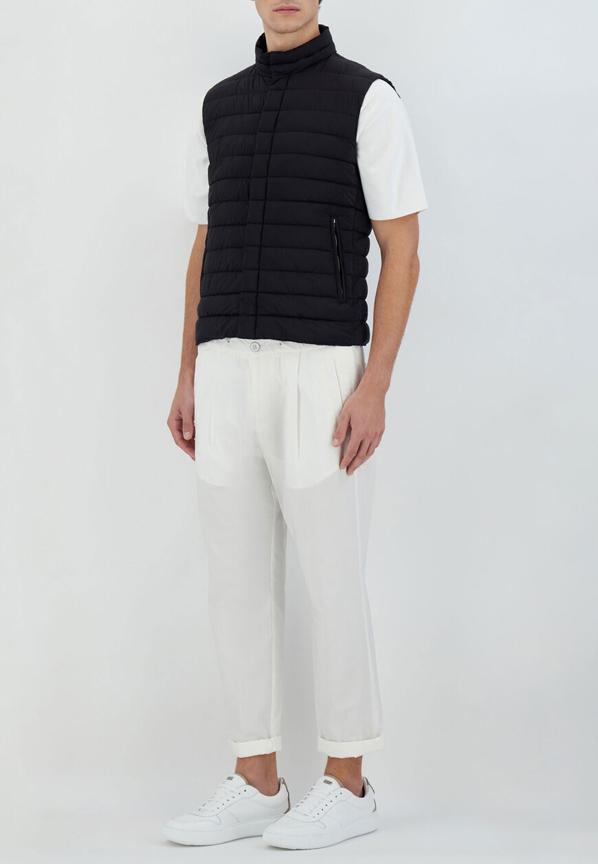 Товар черного цвета с внутренней стороны