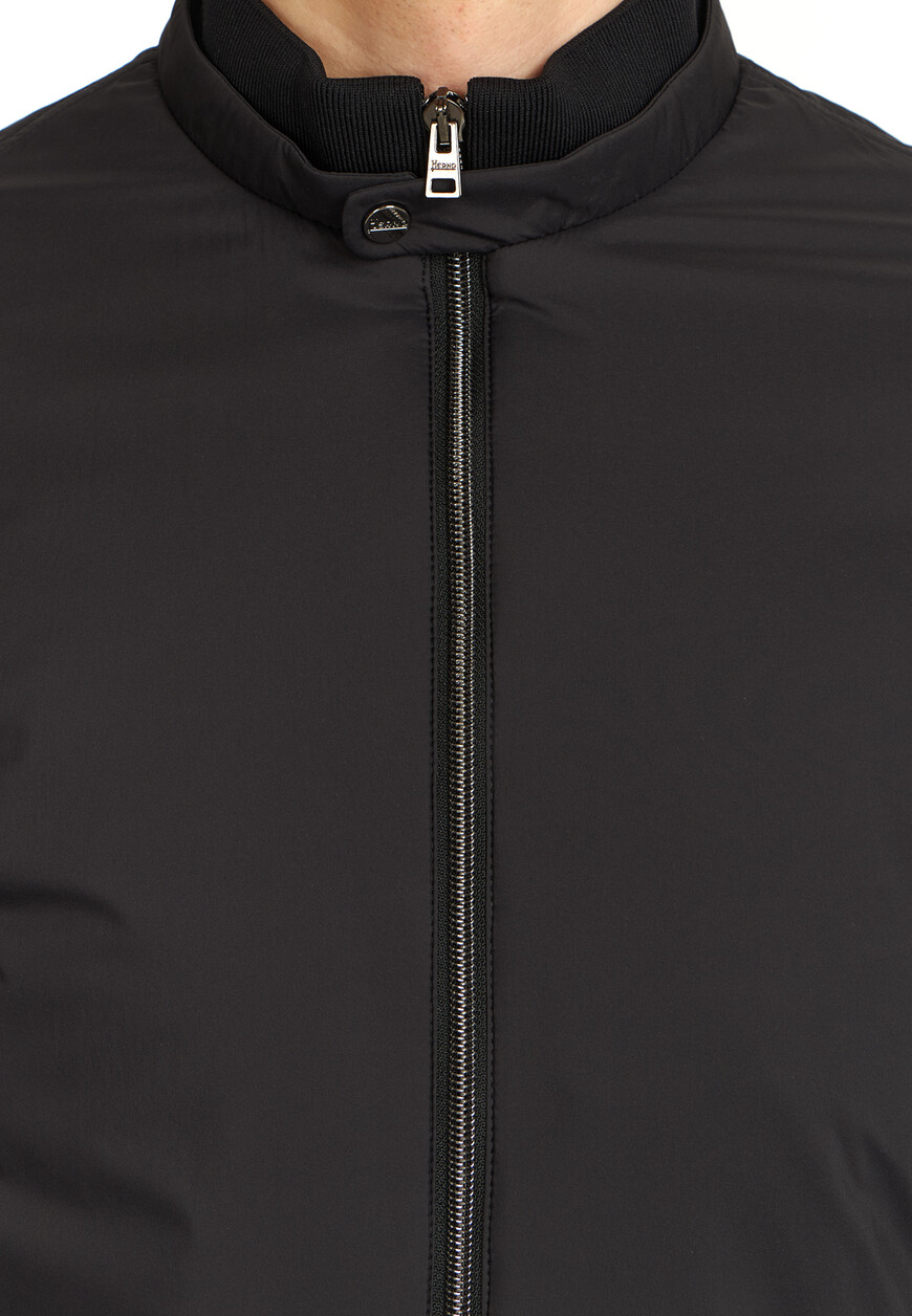 Товар черного цвета с внутренней стороны