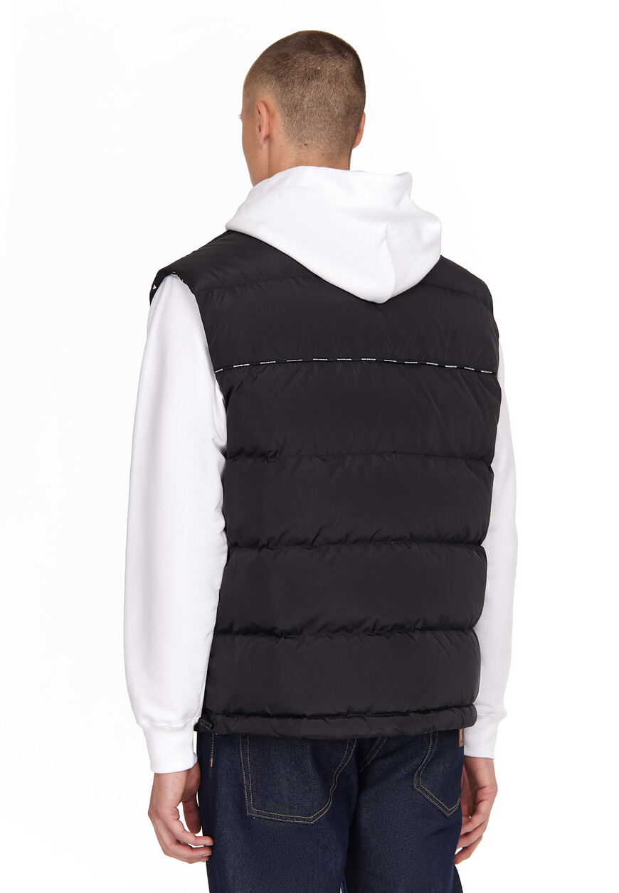 Товар черного цвета с внутренней стороны